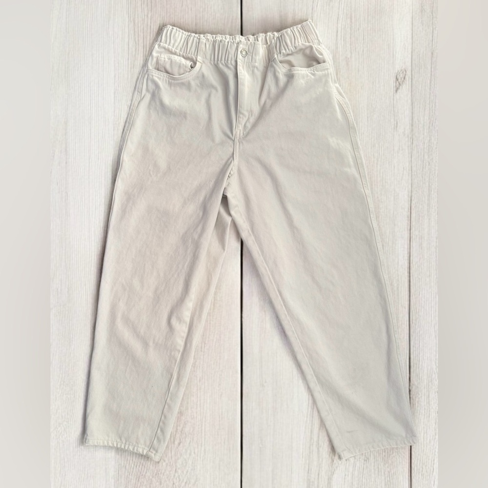 H&M Denim Mom Jeans Elastic High rise
Classic Size 12 USA